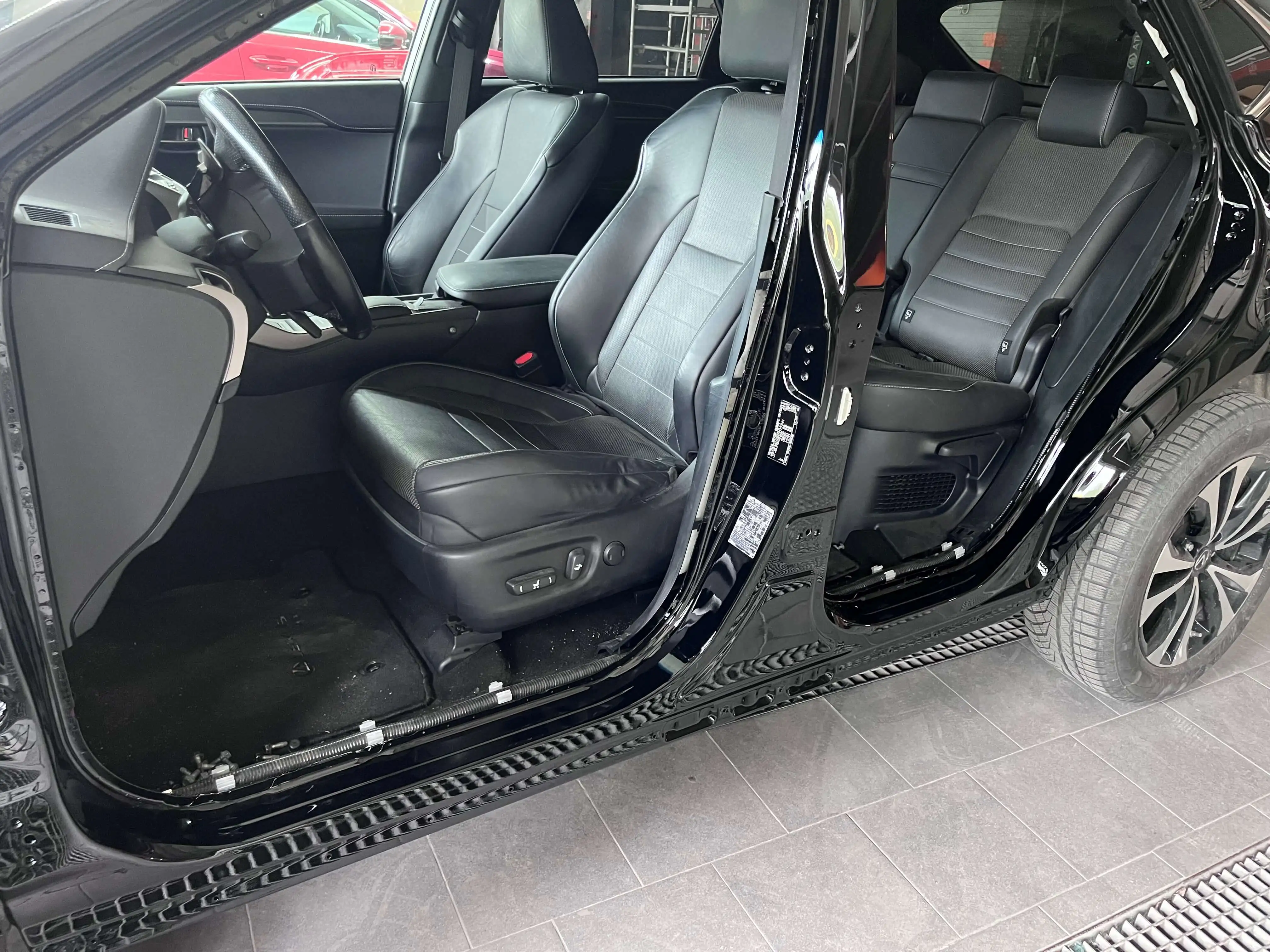 Lexus NX300 kėbulo remontas ir dažymas 3
